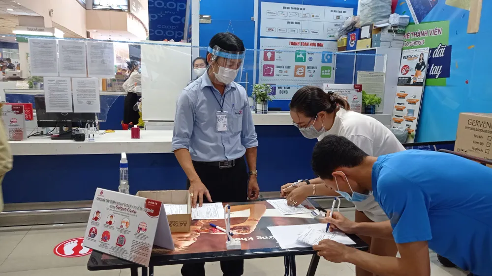 Hàng hóa vẫn dồi dào, giá không tăng nhưng người dân TPHCM đi chợ vất vả hơn ảnh 2