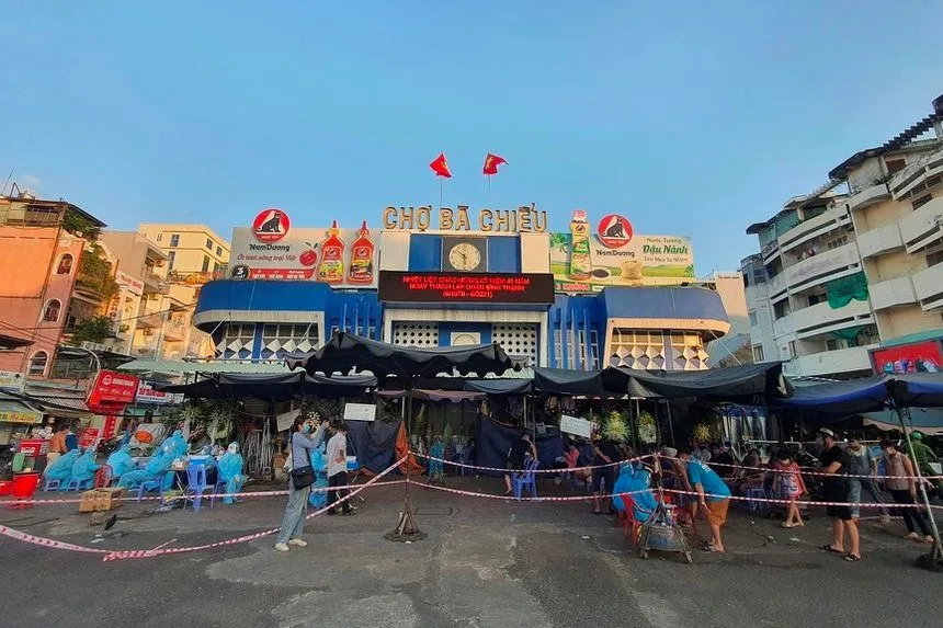 Đóng cửa MM Mega Market, phong tỏa một phần chợ Bà Chiểu, dừng mua bán hàng loạt chợ ở TPHCM ảnh 1