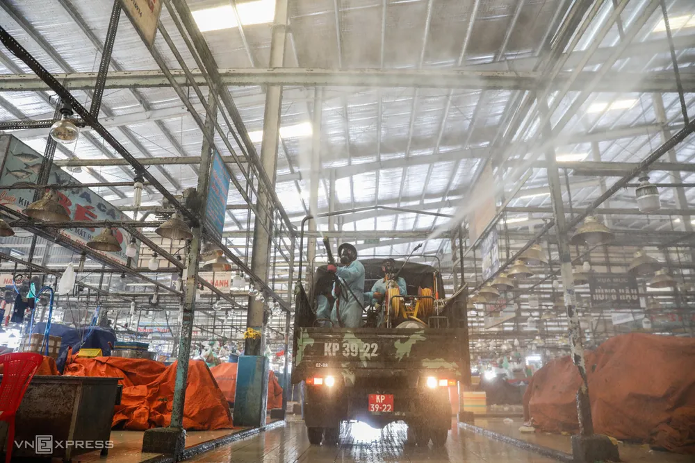 70 chợ ở TPHCM phải đóng cửa, chợ Bình Thới - nơi phòng dịch nghiêm ngặt nhất cũng dừng mua bán ảnh 1