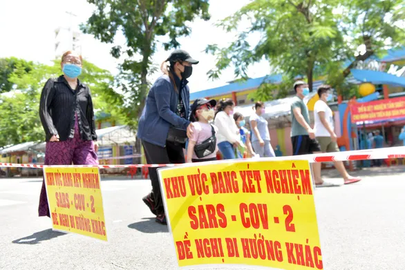 Người dân đi lấy mẫu xét nghiệm tầm soát. Ảnh: DUYÊN PHAN