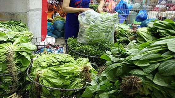 Nhiều chợ tại TPHCM đang tăng giá rau xanh ảnh 1