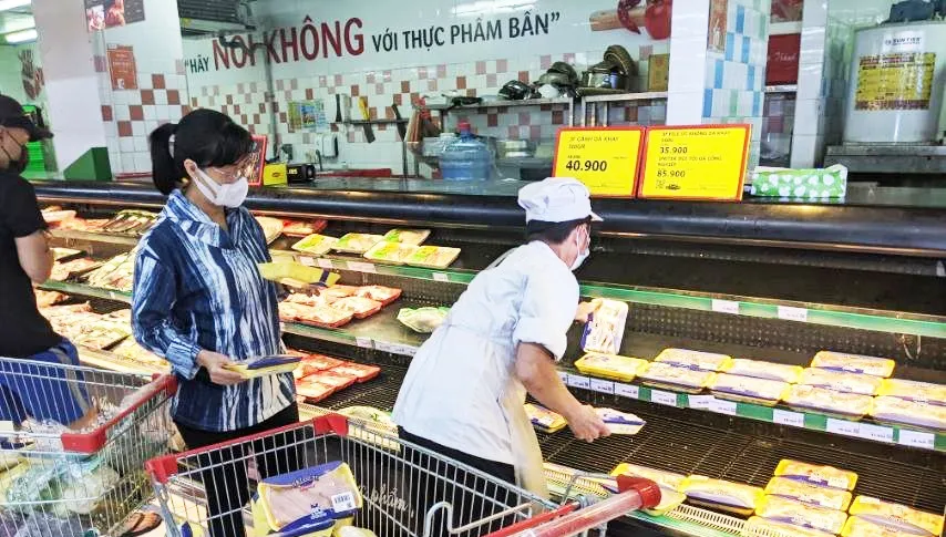 Giá nhiều mặt hàng thiết yếu tăng mạnh giữa cao điểm chống dịch ​ ảnh 1