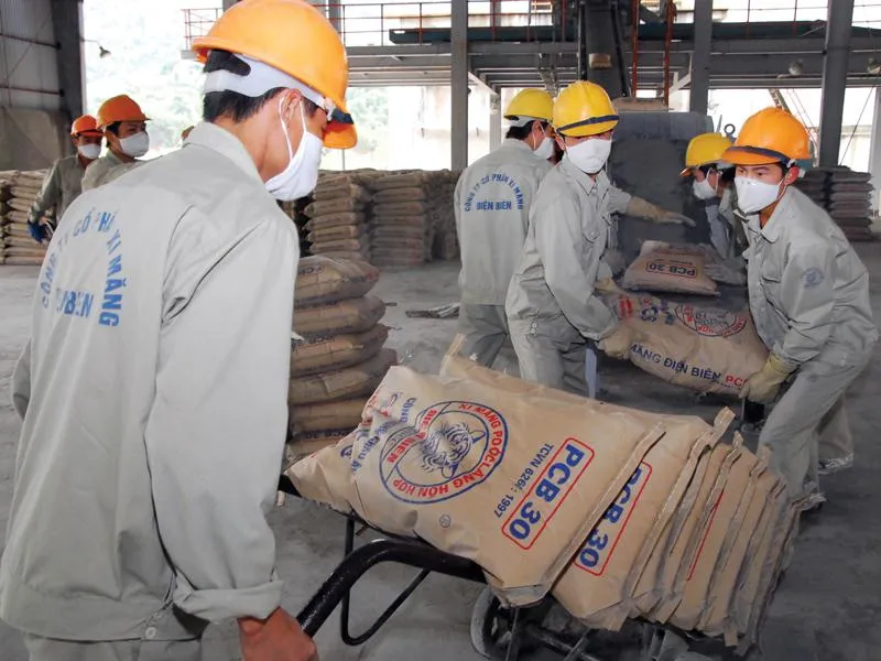 Xi măng là một trong 3 sản phẩm được Bộ Xây dựng xếp vào danh mục báo động đỏ, khi đang xảy ra thực trạng cung vượt cầu. Ảnh: Báo Đầu tư