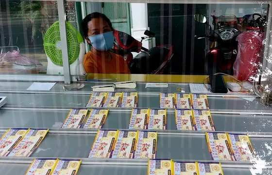 TPHCM dừng tất cả dịch vụ ăn uống mang về, dừng xe công nghệ, bán vé số ảnh 1