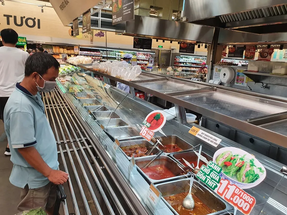 Khách vét sạch bánh mì, thịt kho, cơm chiên ở siêu thị, cửa hàng tiện lợi TPHCM ảnh 2