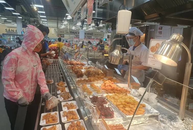 Khách vét sạch bánh mì, thịt kho, cơm chiên ở siêu thị, cửa hàng tiện lợi TPHCM ảnh 1