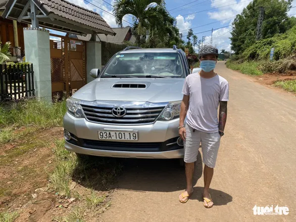 2 tỉnh không nhận, vạ vật ăn ngủ trên xe suốt tuần vì 'giấy thông hành' ảnh 1