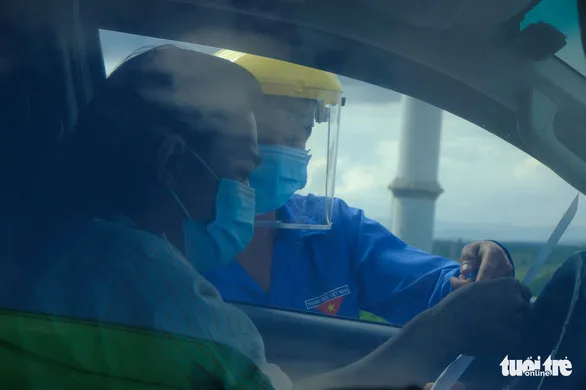 2 tỉnh không nhận, vạ vật ăn ngủ trên xe suốt tuần vì 'giấy thông hành' ảnh 2