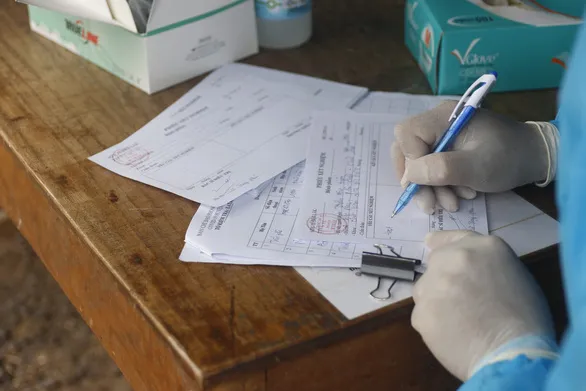 2 tỉnh không nhận, vạ vật ăn ngủ trên xe suốt tuần vì 'giấy thông hành' ảnh 6