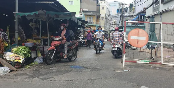 Nhiều chợ truyền thống ở TPHCM mở bán lại với thí điểm thực phẩm tươi sống ảnh 1