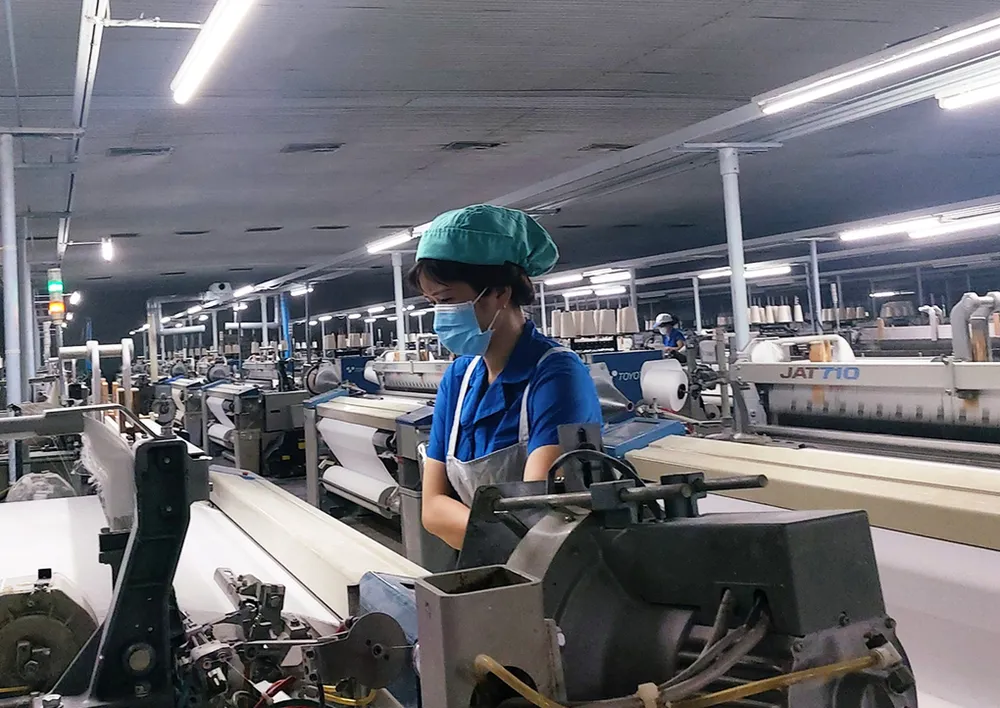 Công nhân gửi mẹ già, con nhỏ để bám trụ nhà máy ảnh 1