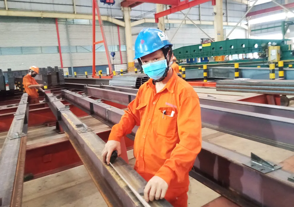 Công nhân gửi mẹ già, con nhỏ để bám trụ nhà máy ảnh 2