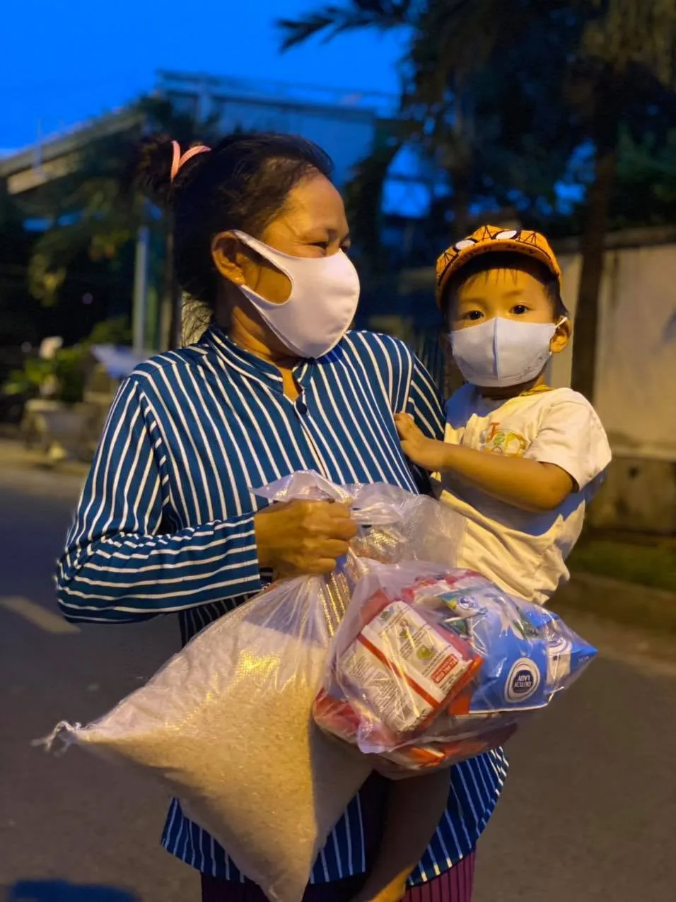 'Chợ Lạc Xoong' ngày đêm cứu trợ người nghèo TPHCM trong dịch ảnh 4