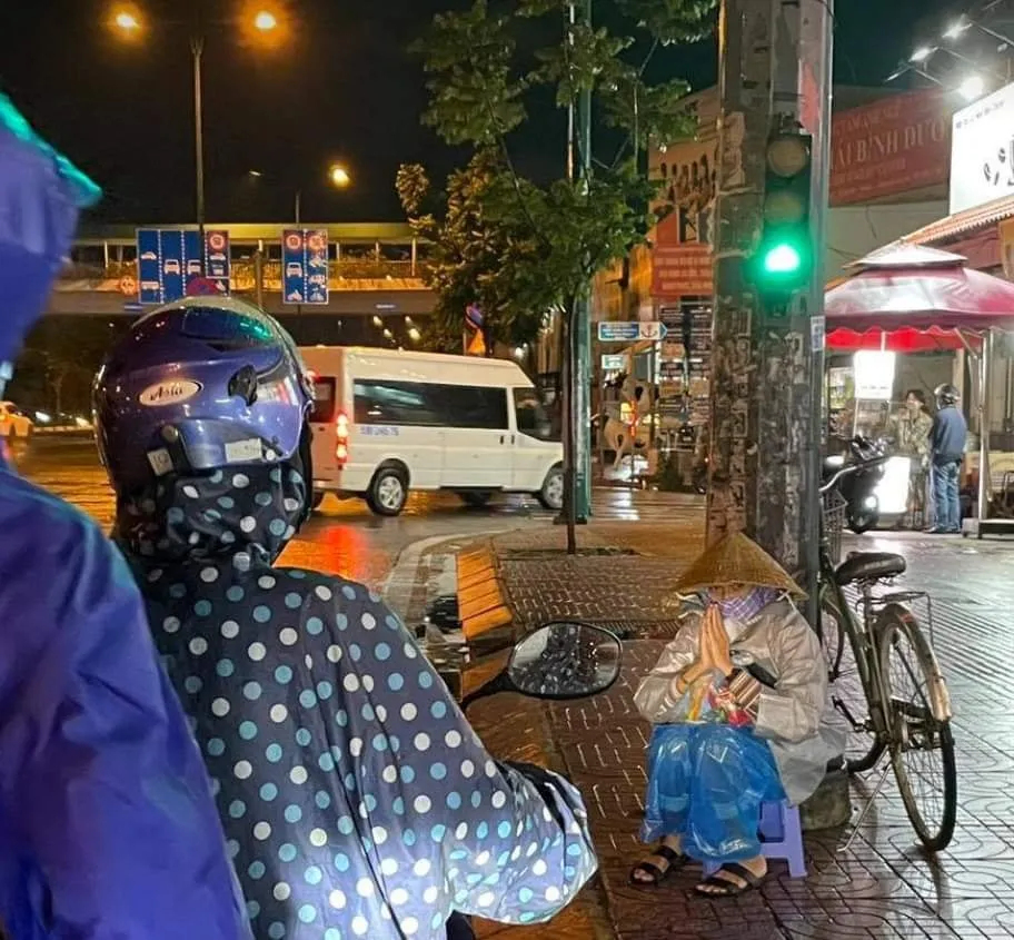 'Chợ Lạc Xoong' ngày đêm cứu trợ người nghèo TPHCM trong dịch ảnh 1