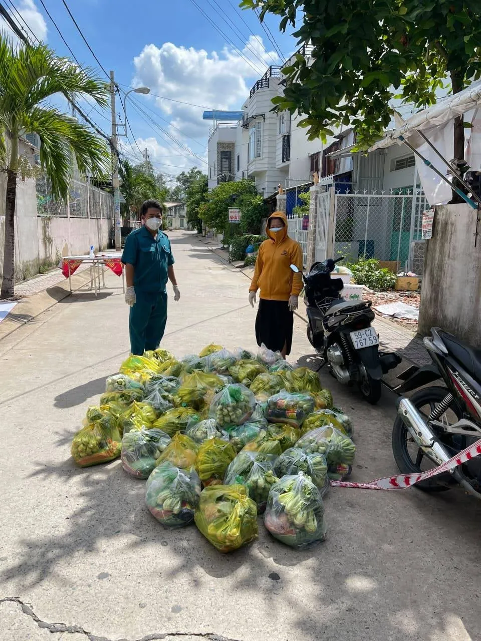 'Chợ Lạc Xoong' ngày đêm cứu trợ người nghèo TPHCM trong dịch ảnh 3