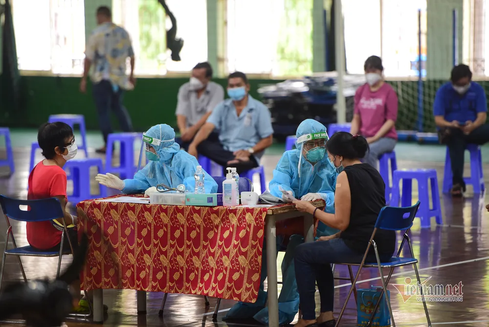 Tiến độ vaccine Covid-19 sẽ quyết định mức độ phục hồi kinh tế ảnh 1