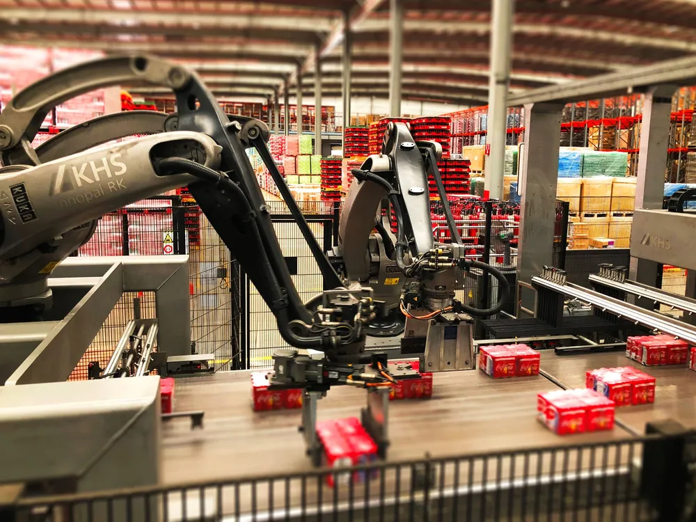 Intel, Coca-Cola thuê khách sạn, tiêm vaccine Covid-19, tặng tiền cho công nhân ảnh 2