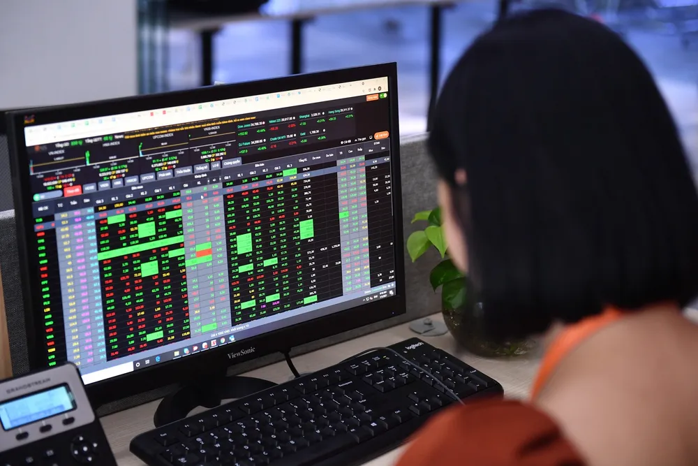 Lỗ nặng khi mua cổ phiếu ngân hàng tháng 7 ảnh 1