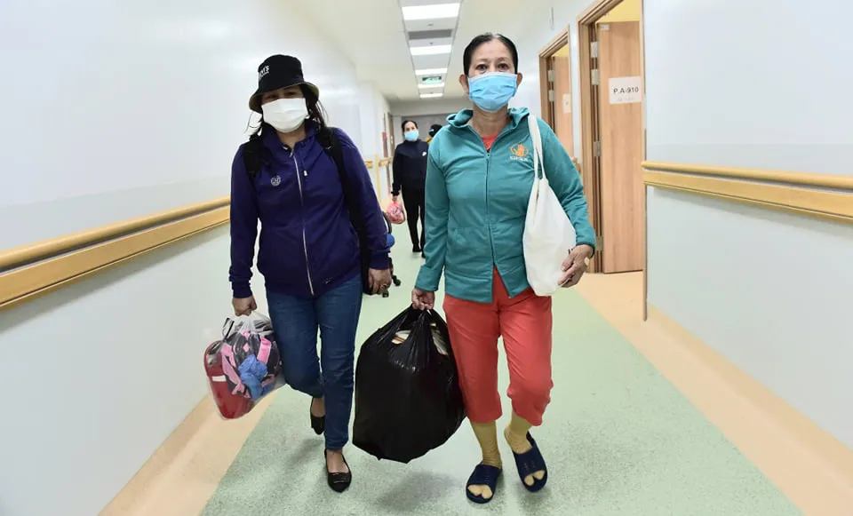 Những bệnh nhân từng rơi vào nguy kịch, sau quá trình điều trị đã được xuất viện tại Bệnh viện hồi sức COVID-19 - Ảnh: DUYÊN PHAN