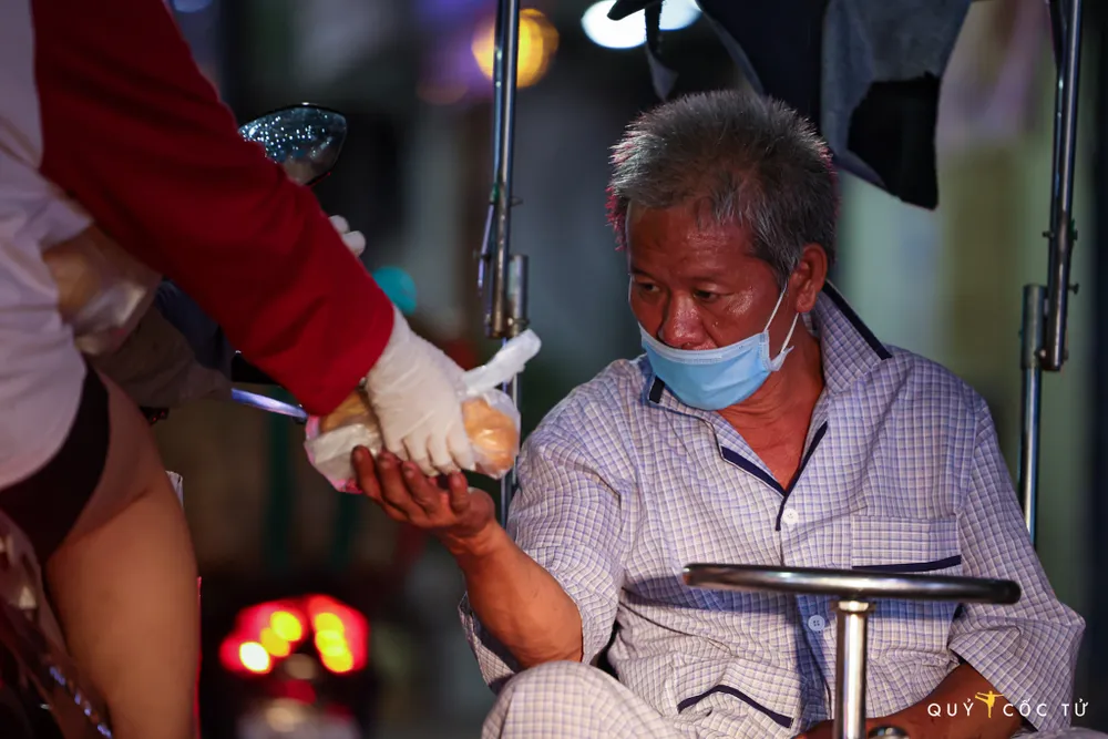 TPHCM hỗ trợ tiền trọ, lương thực, tiền mặt cho người dân gặp khó khăn ảnh 1