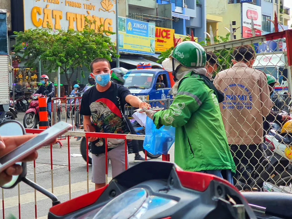 Trong 1 tháng từ ngày mai đến 15-9, TPHCM thực hiện 'ai ở đâu thì ở đó' ảnh 1