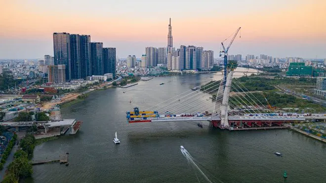 Cầu Thủ Thiêm 2 là một trong 7 dự án, công trình cấp bách được phép thi công giữa lúc TPHCM giãn cách xã hội. Ảnh: TN