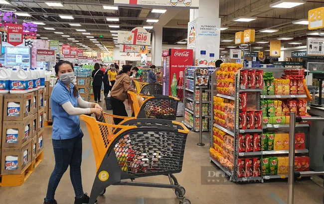 Siêu thị bán hàng ra sao trong ngày đầu người dân TPHCM mua rau thịt bằng cách đi chợ hộ? ảnh 1