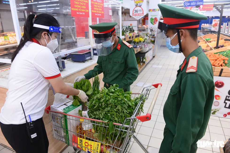 Chiến sĩ hối hả đi siêu thị mua thực phẩm giúp dân ảnh 3