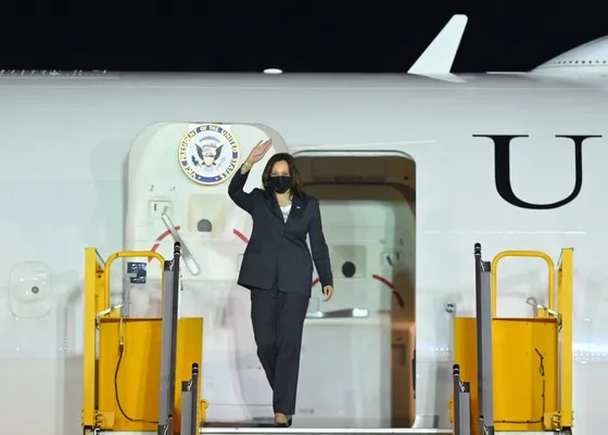 Phó Tổng thống Hoa Kỳ Kamala Harris đến Hà Nội, bắt đầu chuyến thăm Việt Nam ảnh 1