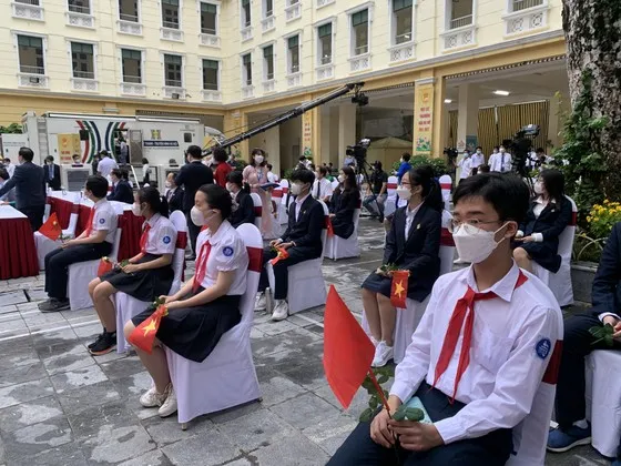 Chủ tịch UBND TPHCM Phan Văn Mãi đánh trống khai giảng năm học mới ảnh 3