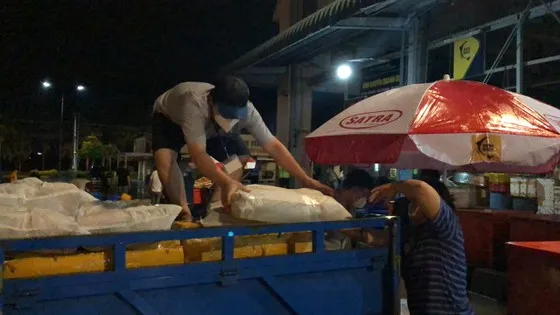 Thương nhân chợ đầu mối ở TPHCM đưa hàng vào hệ thống bán lẻ ​ ảnh 1
