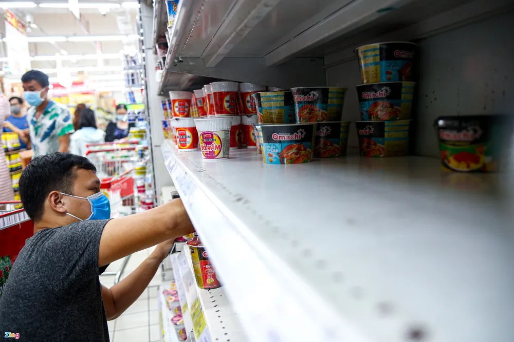 Nguy cơ đứt nguồn cung mì gói và đồ hộp ở TPHCM ảnh 3