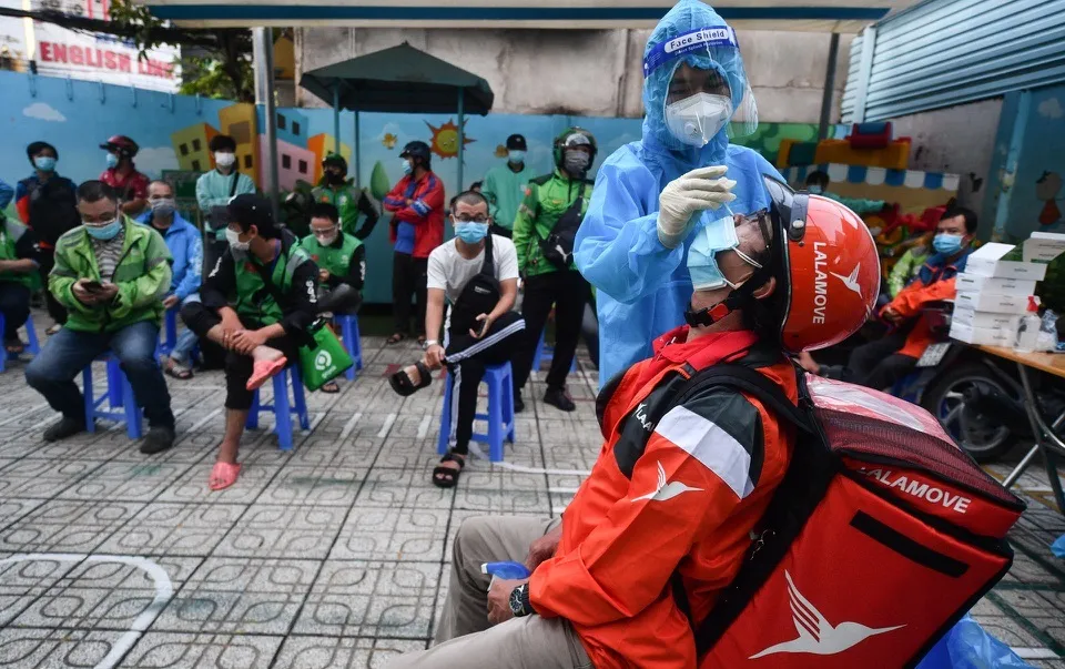 Từ 24-9, các doanh nghiệp tự tổ chức xét nghiệm cho shipper. Ảnh: Zing