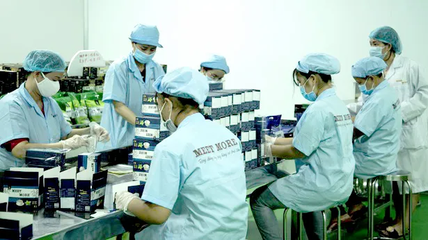 Nhiều doanh nghiệp mở cửa lại từ ngày 1-10. Ảnh: H.M