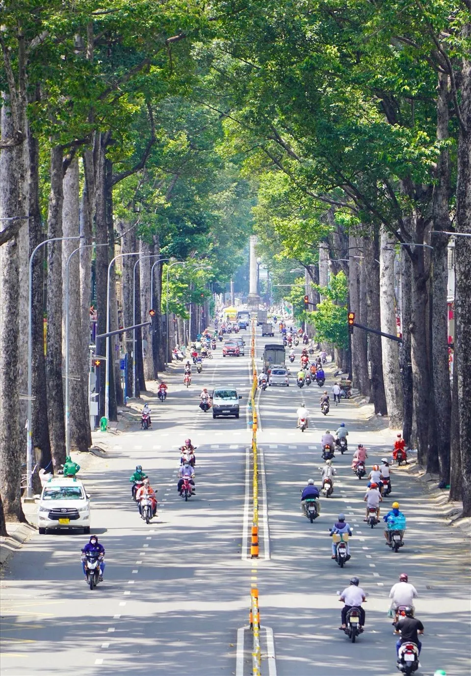 TPHCM ban hành Chỉ thị 18 chống dịch và phục hồi kinh tế, người dân đã được đi lại trong thành phố ảnh 1