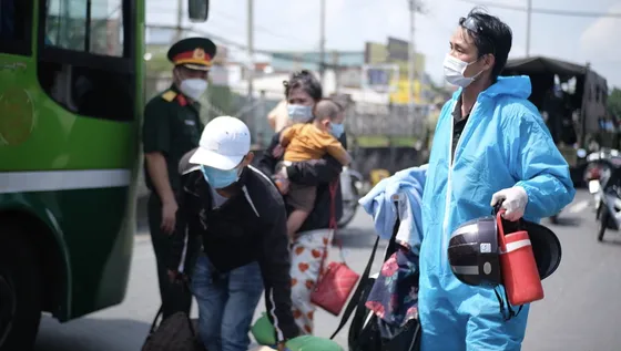 Người lao động đi lại giữa các tỉnh lân cận TPHCM ra sao? ảnh 1UBND TPHCM đã có văn bản đề nghị các tỉnh Bình Dương, Đồng Nai, Long An, Tây Ninh xem xét, thống nhất phương án thực hiện nhằm tạo điều kiện thuận lợi cho khôi phục sản xuất, kinh doanh an toà