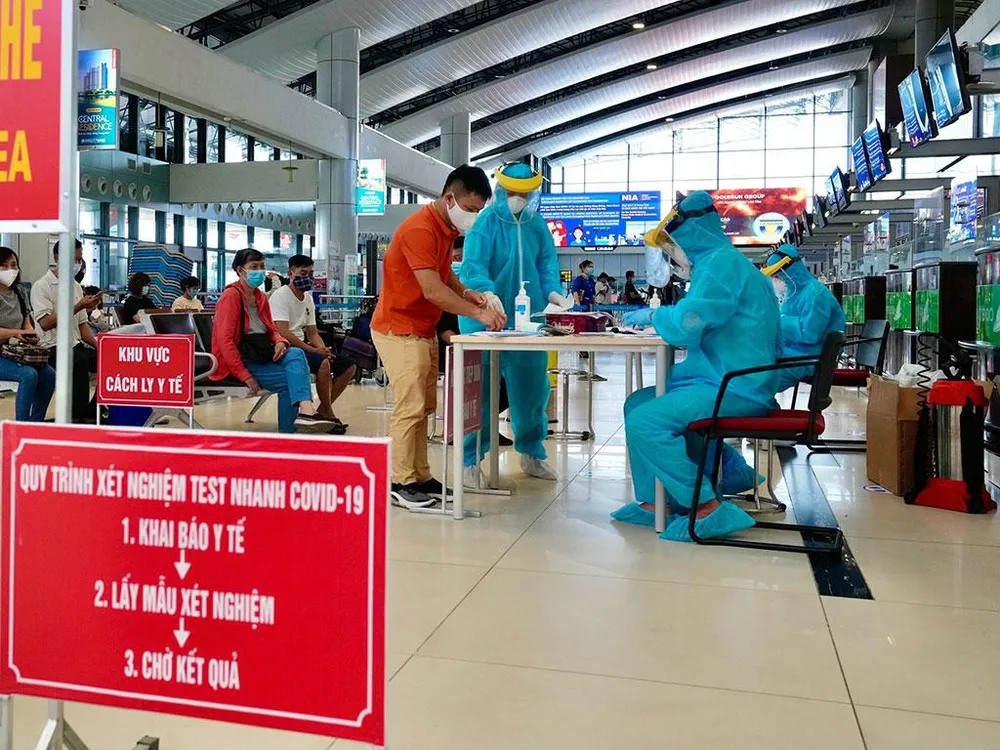 Theo đề xuất, hành khách đáp ứng các quy định, test nhanh tại sân bay có thể không cần cách ly tập trung khi về địa phương. Ảnh: Như Hà