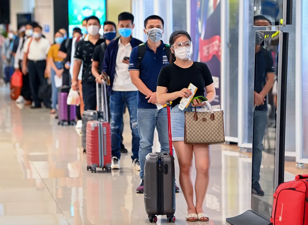 Ngày đầu khôi phục bay nội địa: Vé kín chỗ 3 ngày liên tiếp, nhiều người dân TPHCM đã được về nhà ảnh 1