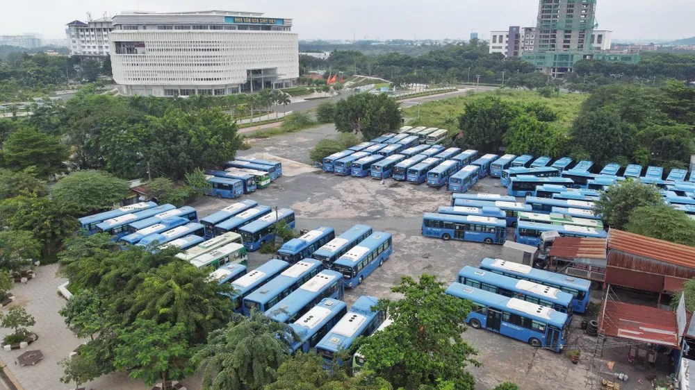 Tài xế - tiếp viên không tiền, ăn ngủ trên xe buýt 'nằm im' suốt mùa dịch Covid-19 ảnh 1