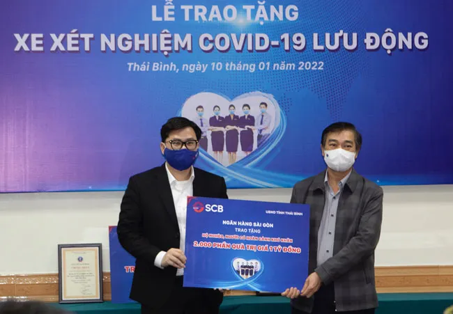 Ông Trương Khánh Hoàng, Q.TGĐ SCB trao bảng tượng trưng tặng 2.000 phần quà trị giá 1 tỷ đồng cho đại diện UBMTTQ Tỉnh Thái Bình- Ông Nguyễn Văn Giang- Trưởng Ban Dân vận tỉnh, Chủ tịch UBMTTQ Tỉnh.