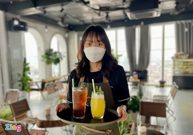 Quy định bán tại chỗ hoặc mang về ở Hà Nội thay đổi liên tục khiến nhiều chủ cơ sở kinh doanh bất an, nhất là dịp cận Tết. Ảnh: Trang Minh.