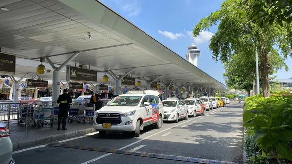 Mùng 7 Tết, bớt căng thẳng chờ đợi đón taxi ở Tân Sơn Nhất - Ảnh 4. Mùng 7 Tết, bớt căng thẳng chờ đợi đón taxi ở Tân Sơn Nhất - Ảnh 4.