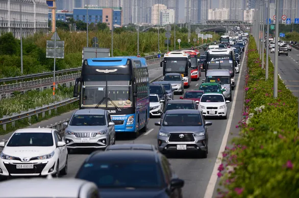 Cùng với đẩy nhanh tiến độ xây dựng đường cao tốc, cũng cần khai thông các đường dẫn vào đường cao tốc. Trong ảnh: ùn ứ trên đường dẫn vào cao tốc TP.HCM - Long Thành - Dầu Giây hướng đi trạm thu phí Long Phước - Ảnh: QUANG ĐỊNH