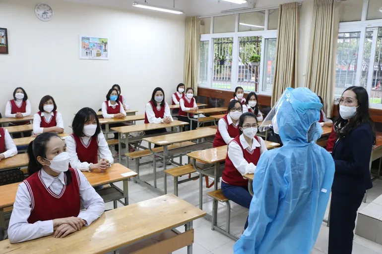 Giáo viên kiệt sức, vừa là F0, vừa dạy trực tuyến kiêm nhân viên y tế - 2