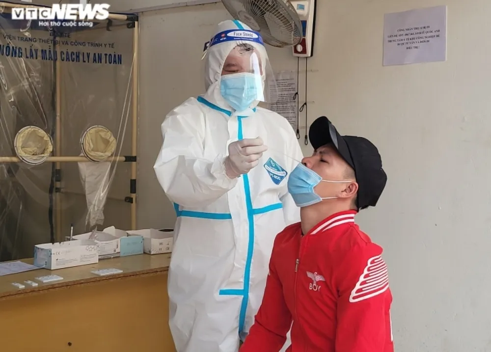 Anh Cương lấy mẫu xét nghiệm cho người dân.