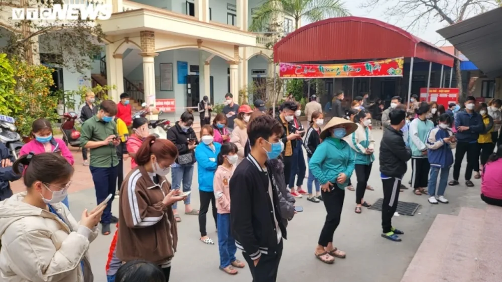 Dù bản thân là F0 nhưng các nhân viên y tế không dám nghỉ vì số người đến xét nghiệm hàng ngày rất đông.