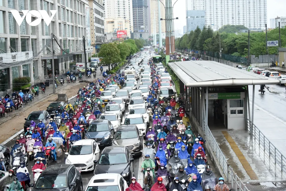 Xe buýt nhanh BRT Hà Nội "bò" trên làn đường ưu tiên ảnh 11