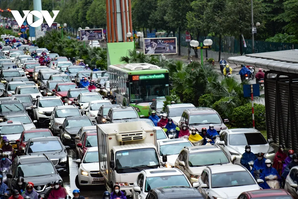 Xe buýt nhanh BRT Hà Nội "bò" trên làn đường ưu tiên ảnh 1