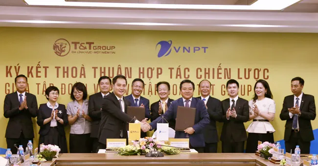 Ông Mai Xuân Sơn, Tổng Giám đốc Tập đoàn T&T Group (bên trái) và ông Huỳnh Quang Liêm, Tổng Giám đốc Tập đoàn VNPT (bên phải) trao Thỏa thuận hợp tác chiến lược tổng thể, toàn diện.