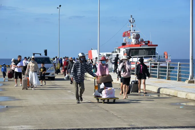 Ban Quản lý cảng Sa Kỳ phải điều động 10-12 chuyến tàu/ngày để vận chuyển lượng hành khách đến Lý Sơn tăng cao dịp nghỉ lễ 2-9. Ảnh: TỬ TRỰC